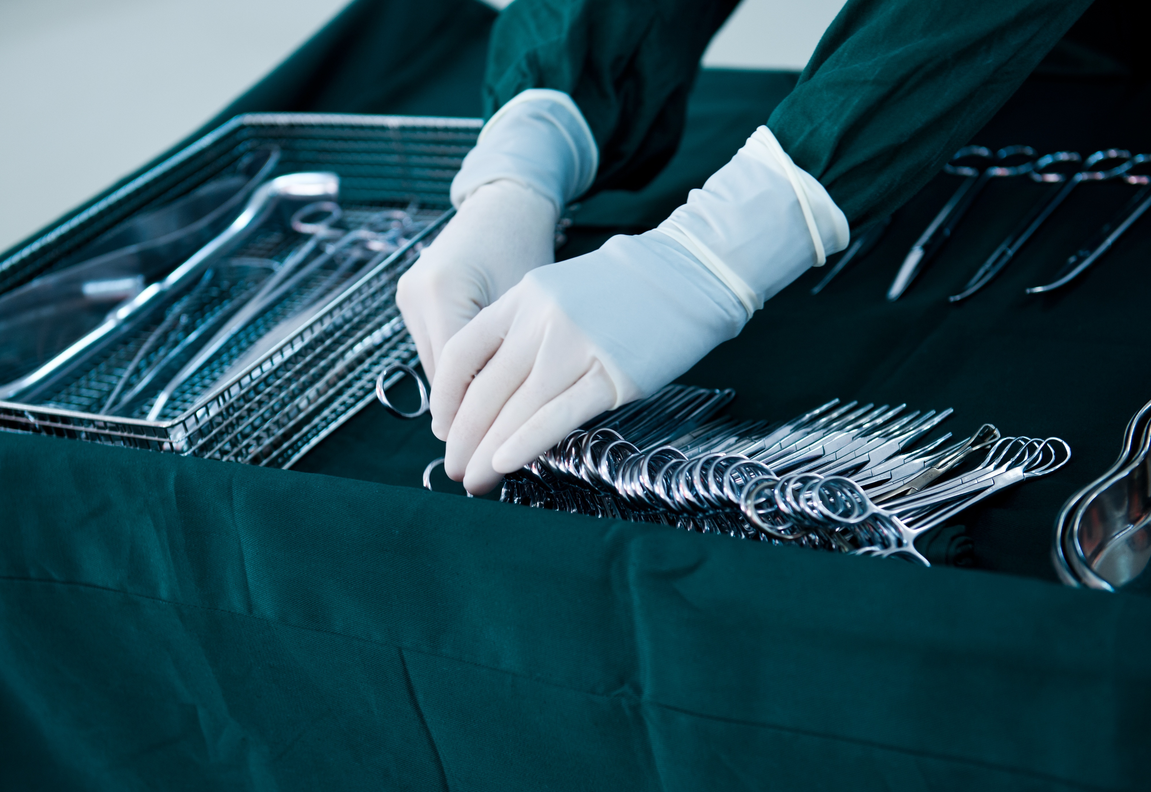 Хирургические инструменты в операционной