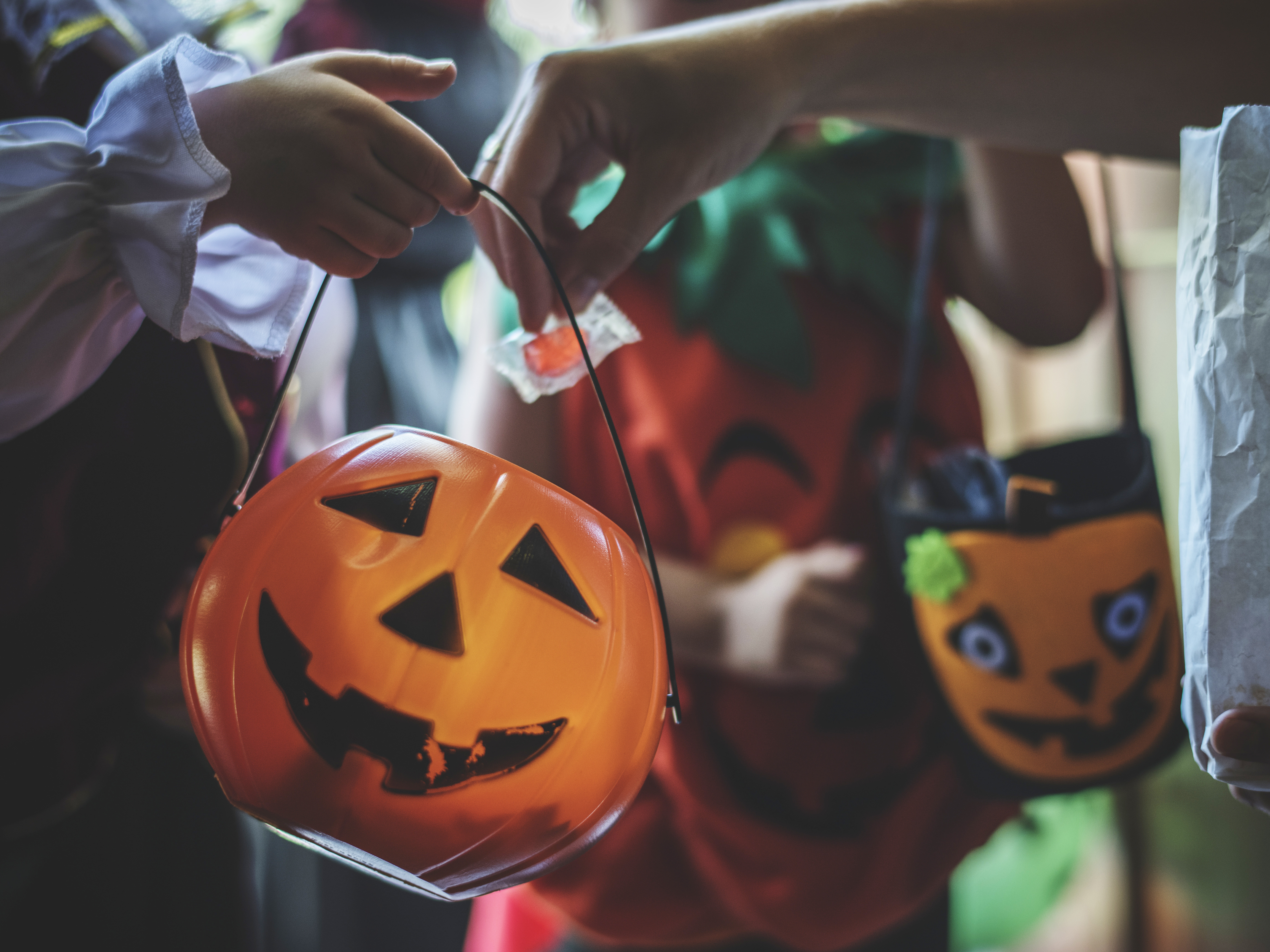 Бесплатный хэллоуин. Хэллоуин Trick-or-treating. Трик о Трит на Хэллоуин. Хэллоуин дети просят конфеты. Дети с конфетами на Хэллоуин.